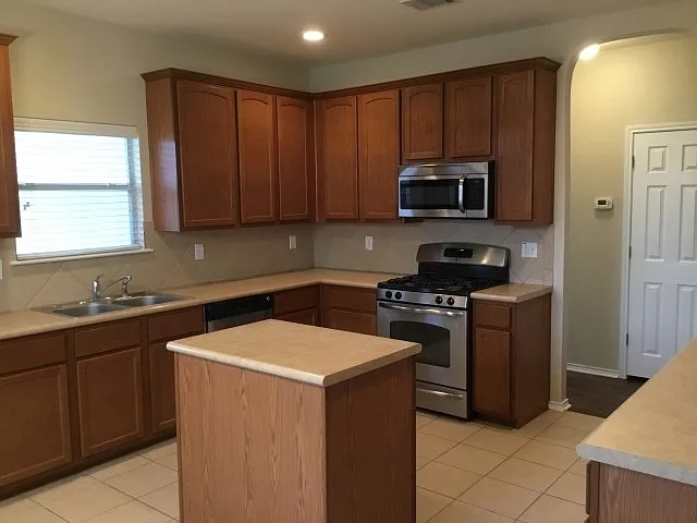 736 Fountain Gate — Photo 2