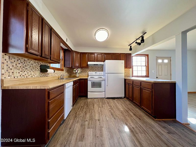 4th image of 85 Troy Road