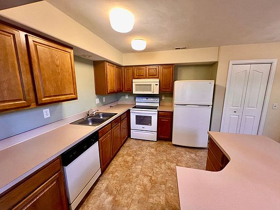 5th image of 111 Buttonwood Ln