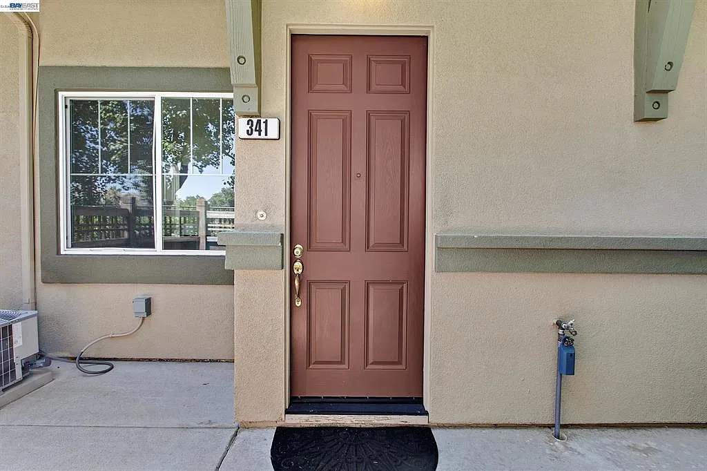 3 bed, 1243 sqft, $4,095 — Photo 3