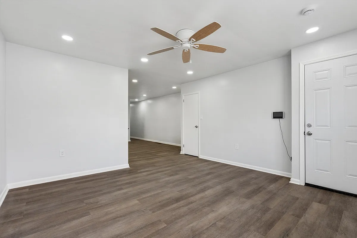 Building Photo - 6405 Bingham St #1