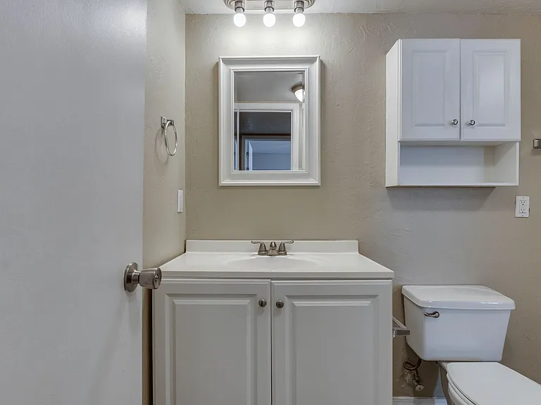6026 Nw Expy #C — Photo 25