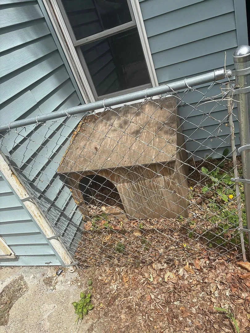Perfect Home for You and Your Pup! Dog House Included + Fenced Yard — Photo 4