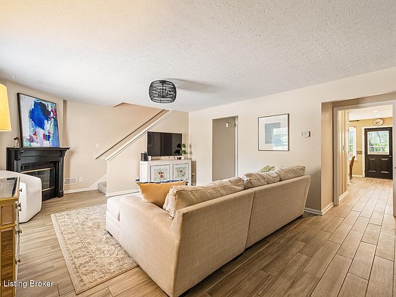 4th image of 10755 Colonial Woods Ct
