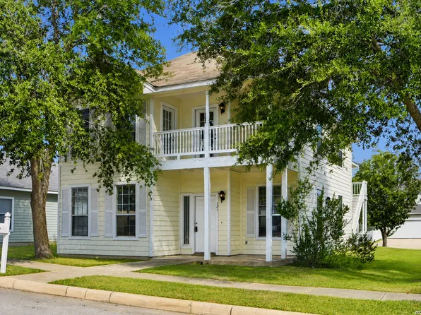 121 Lark Hill, Floresville, TX 78114