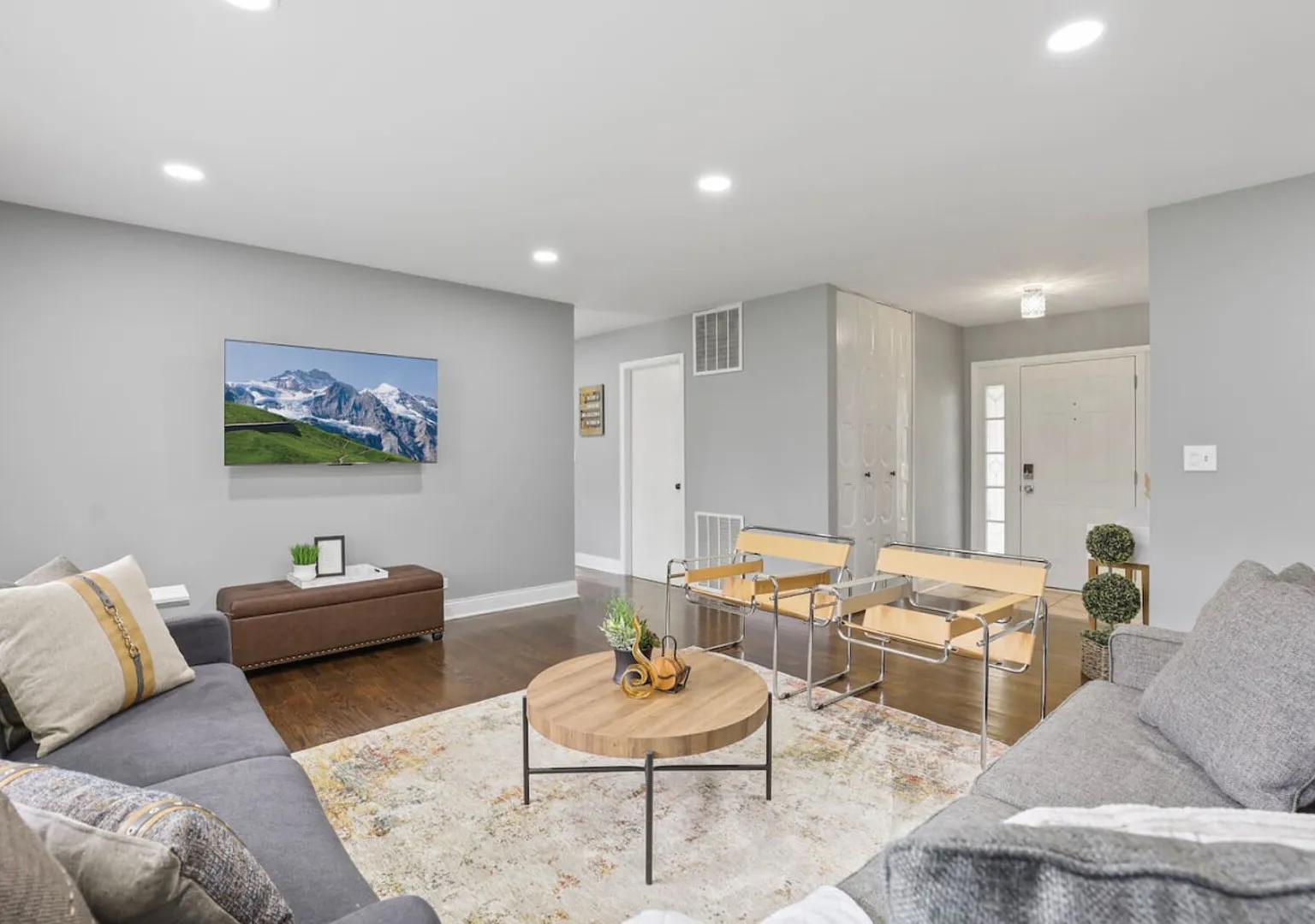 Modern Oasis King|Close to Hwy| Shopping 25 min Chicago — Photo 3