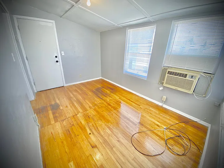 725 E 5th St #7 — Photo 2