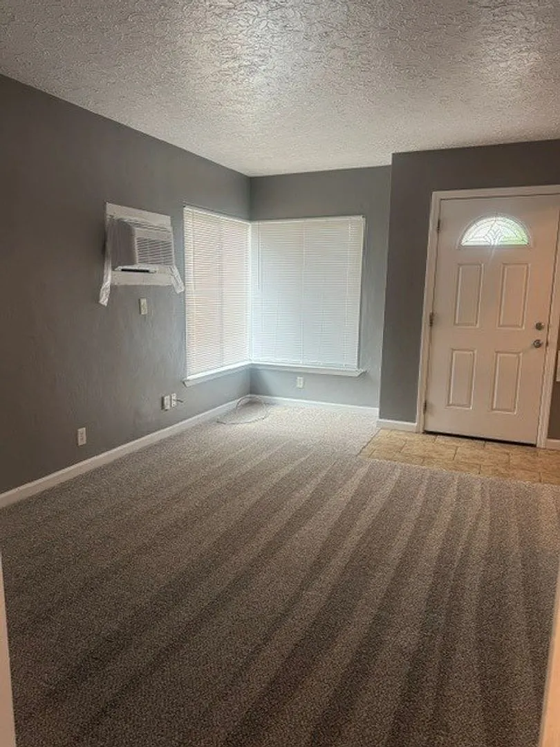 Newly Renovated 1bd/1bth Apartment Available! — Photo 2