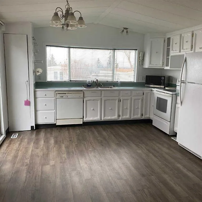 3 bed, 1.0 bath, $1,750 — Photo 2