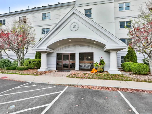 16 Mountain Laurels Drive #105, Nashua, NH 03062