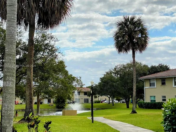 900 Twin Lakes Dr #8-A, Coral Springs, FL 33071