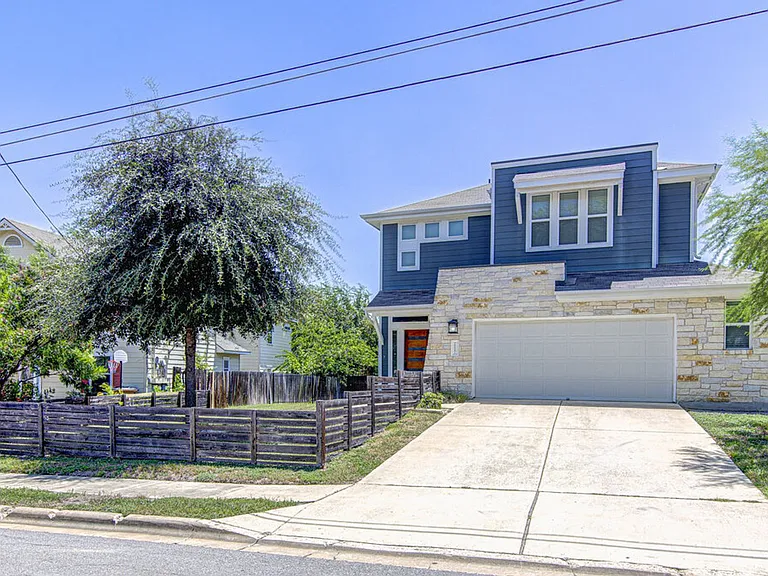 2117 Maxwell Ln — Photo 2