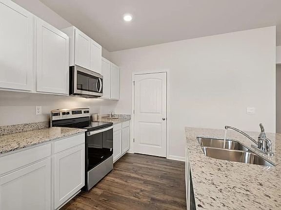 5th image of 215 Oak Leaf Rd