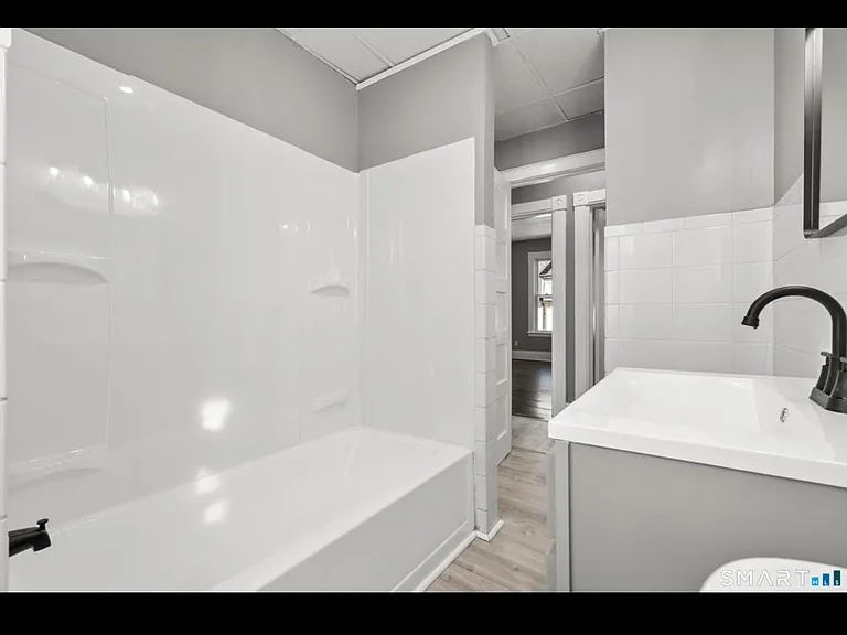362-364 Sigourney St #2 — Photo 6