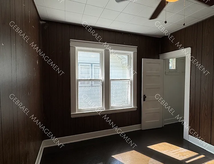 1922 Benjamin St — Photo 14