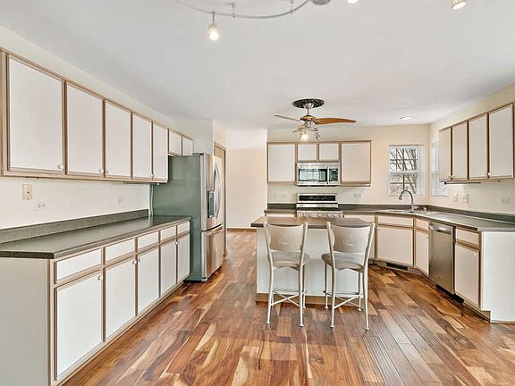 3rd image of 2382 Iroquois Ln
