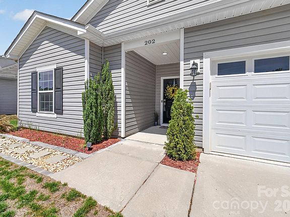 3rd image of 202 Paradise Hills Cir