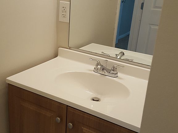 3rd image of 474 Hemlock Ave