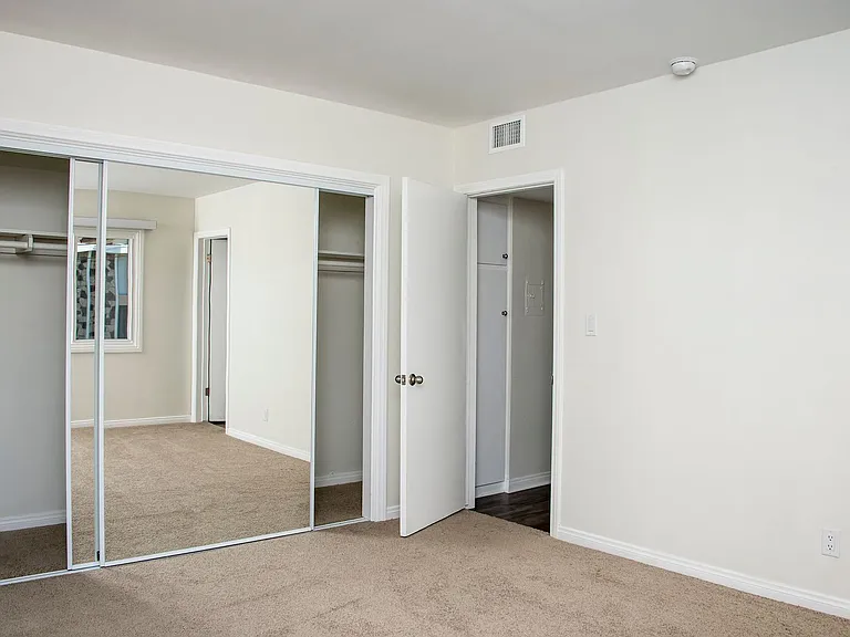 942 N Louise St — Photo 16