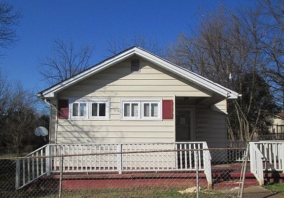3rd image of 100 Hicks Cir