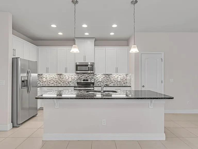 569 Bethesda Ct — Photo 4