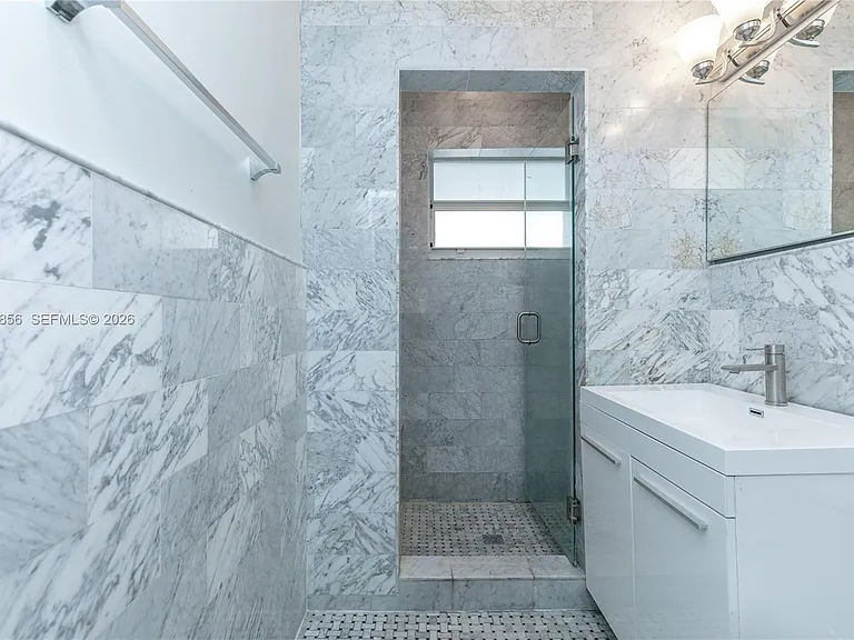 4201 Indian Creek Dr #6 — Photo 12