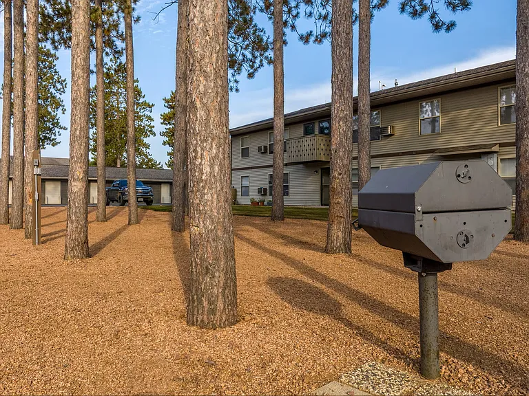 Sherman Oaks Apartments — Photo 6