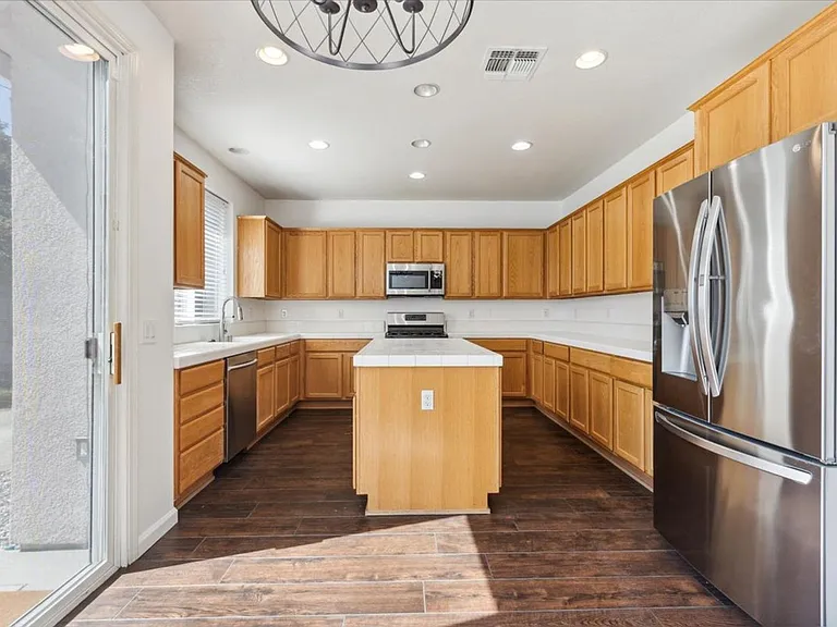 5409 Banfield Dr — Photo 11