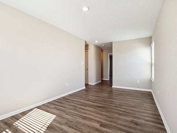 5th image of 683 Horsetail Dr