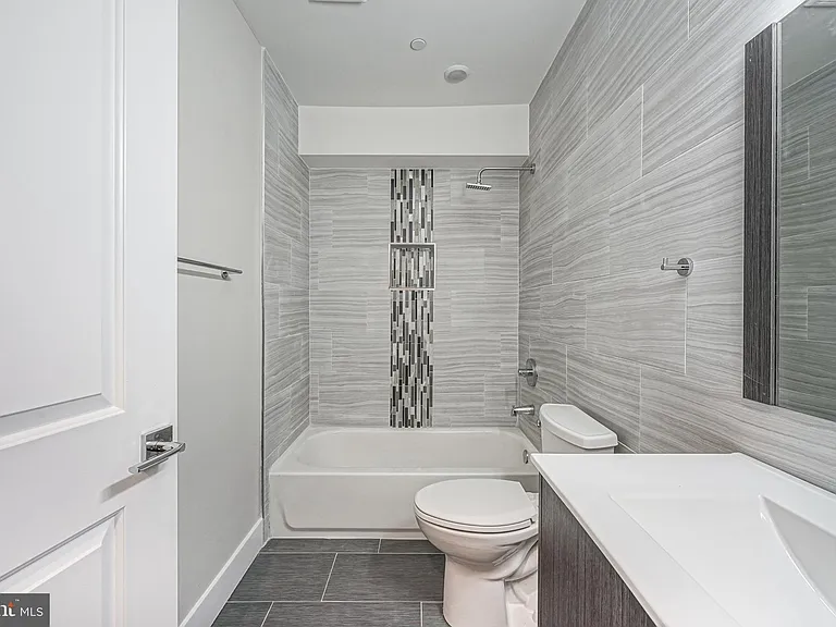 1070 N Front St #A — Photo 14