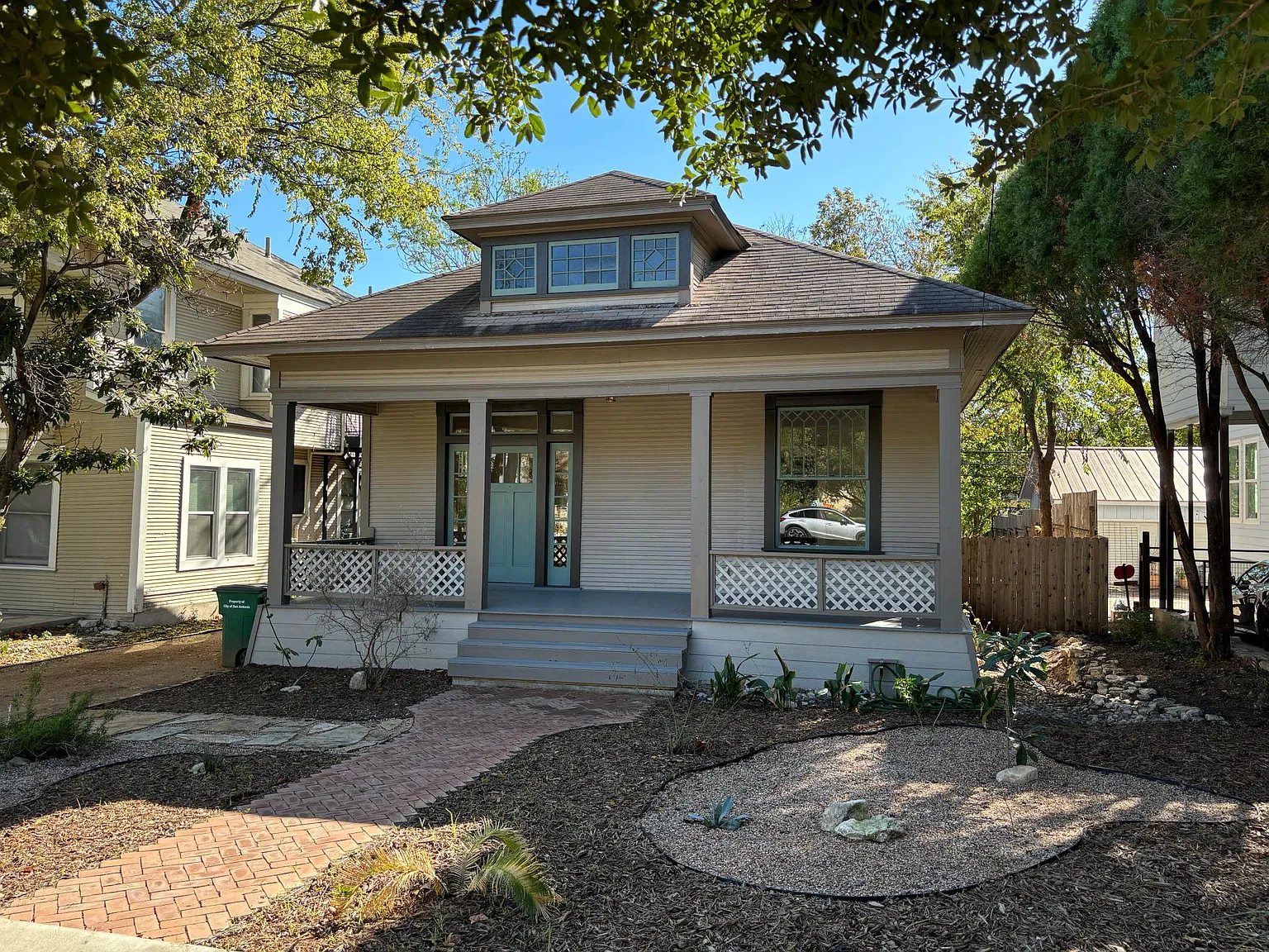 822 W Mistletoe Ave — Photo 1