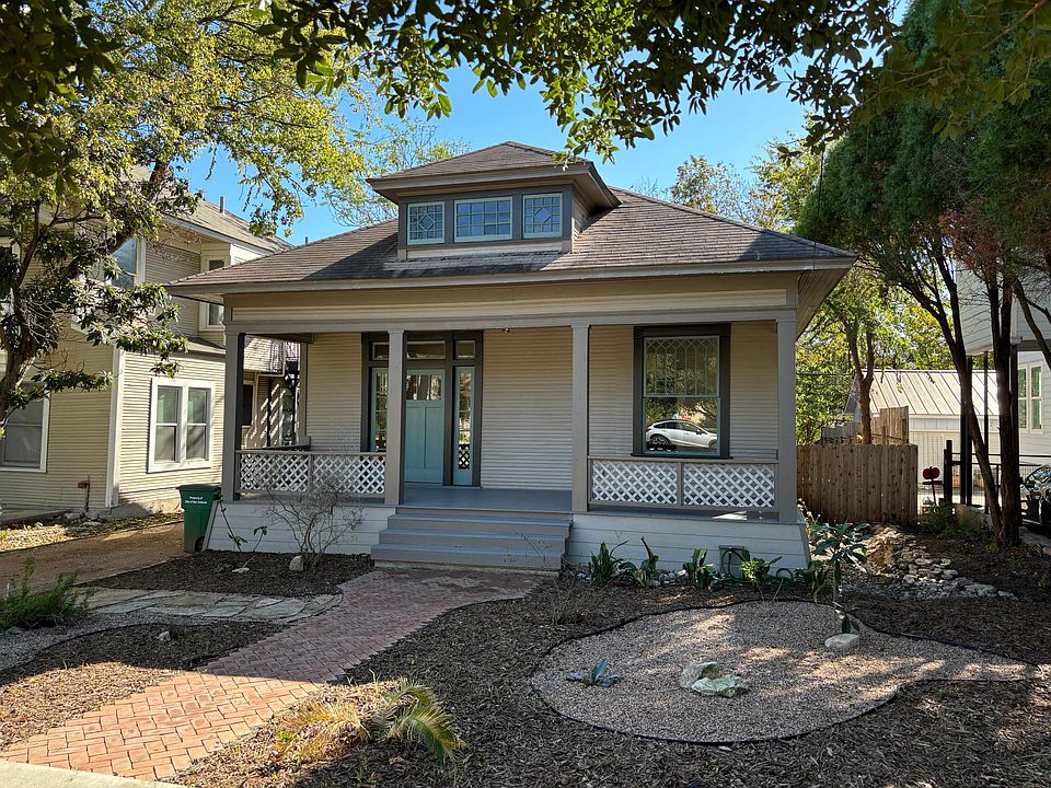 1st image of 822 W Mistletoe Ave