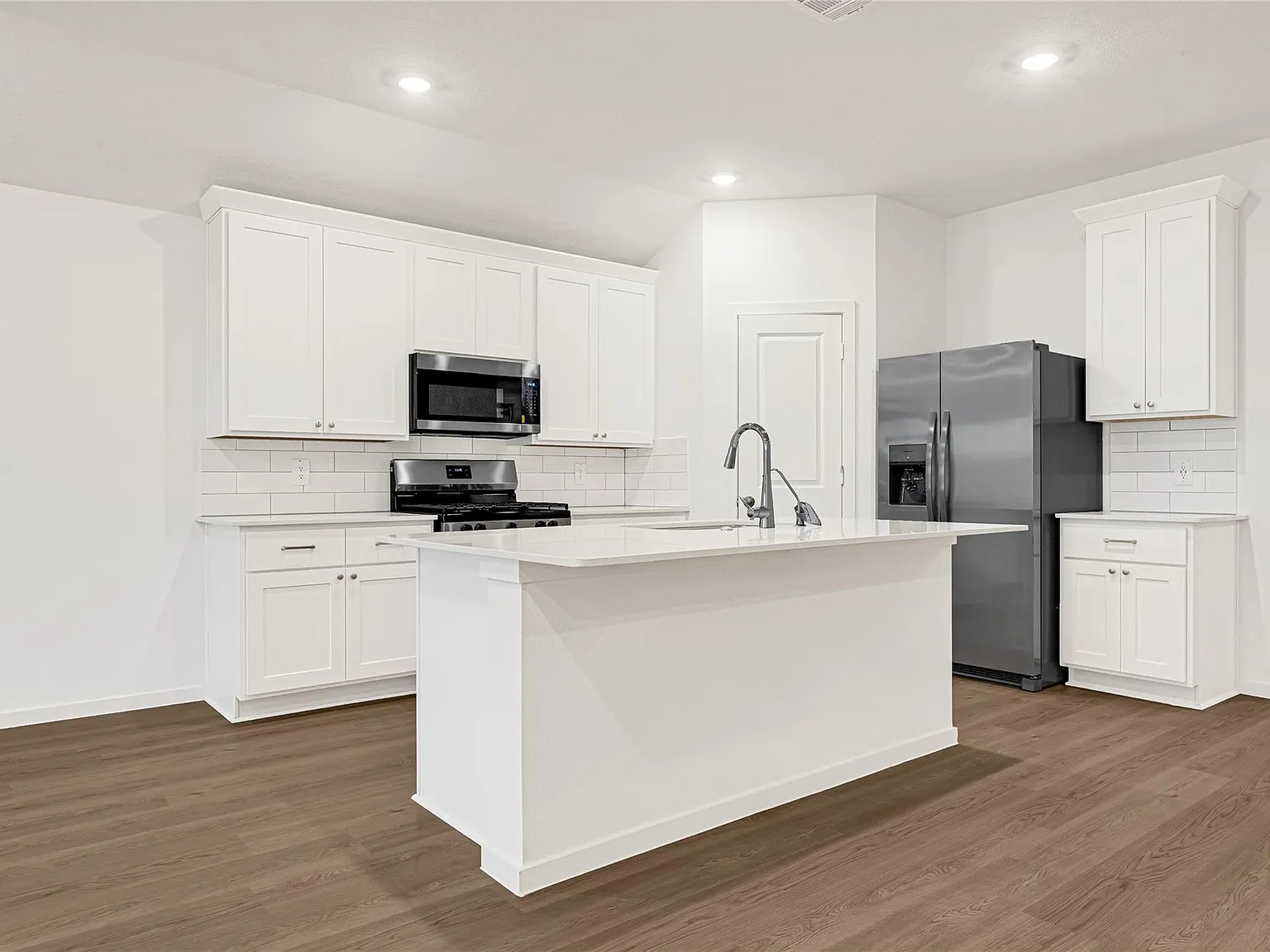 4 bed, 2.5 bath, 1831 sqft, $2,400 — Photo 1