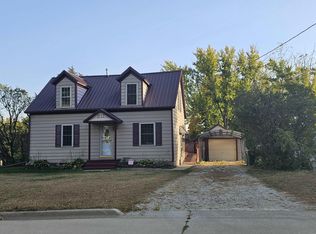 811 7th St NE, Independence, IA 50644