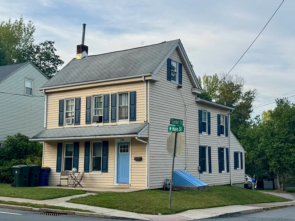 224 W Main St