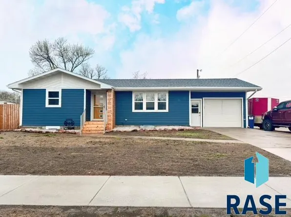 215 S Elm St, Lennox, SD 57039