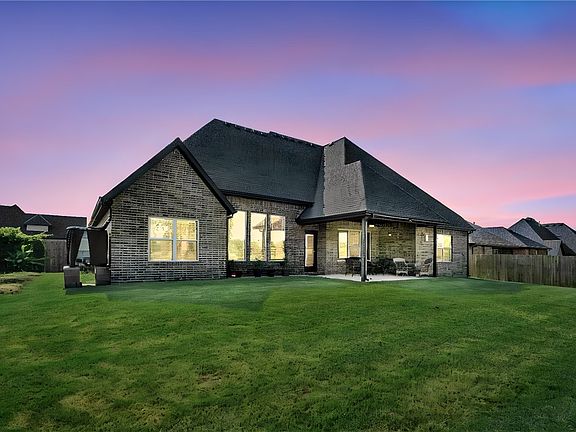 3rd image of 1010 Huntleigh Dr