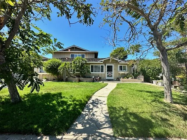 332 Carriage Dr — Photo 2