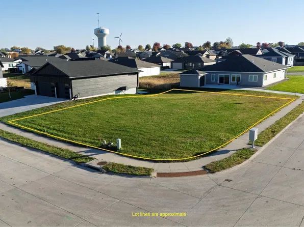 3713 Larchwood Cir, Spirit Lake, IA 51360