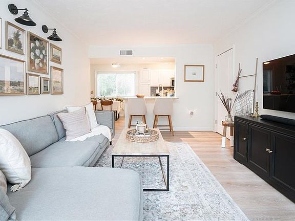 2nd image of 100 Biscayne Dr Nw #D1