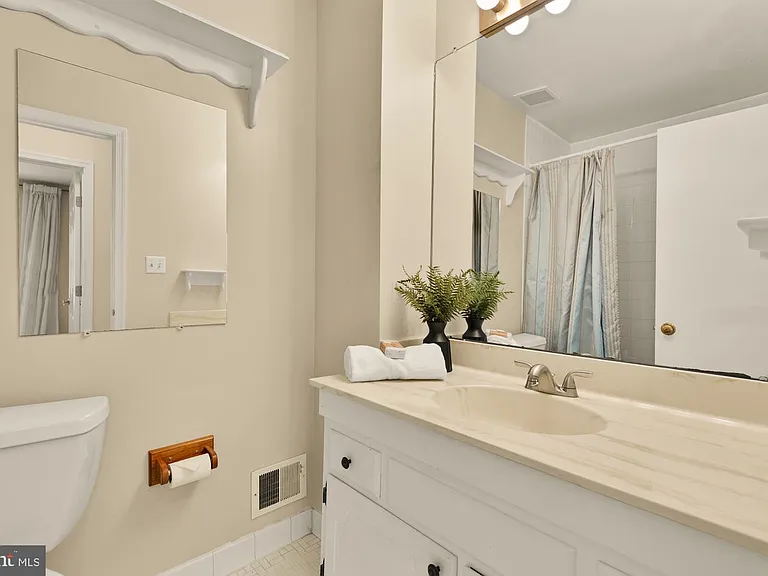 8221 Doctor Craik Ct — Photo 18