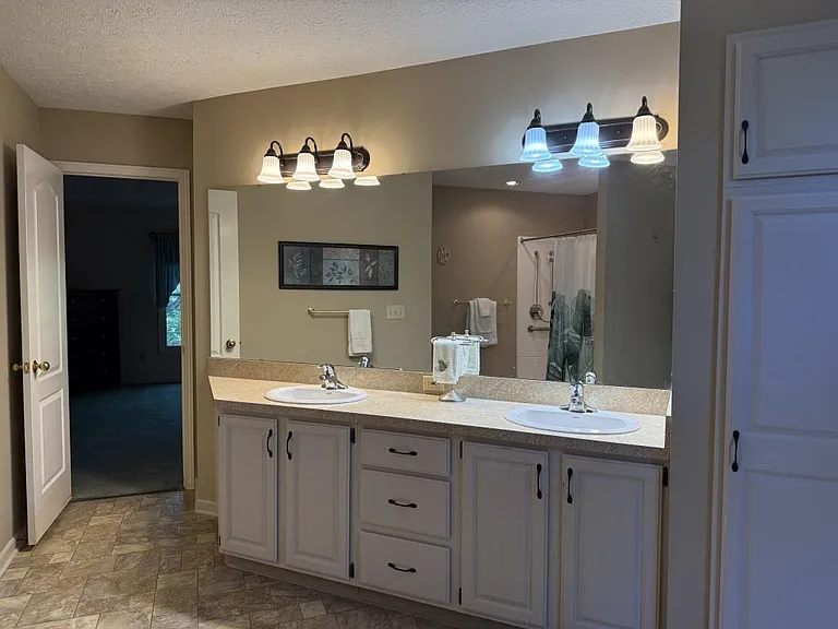596 Forest Creek Dr — Photo 17