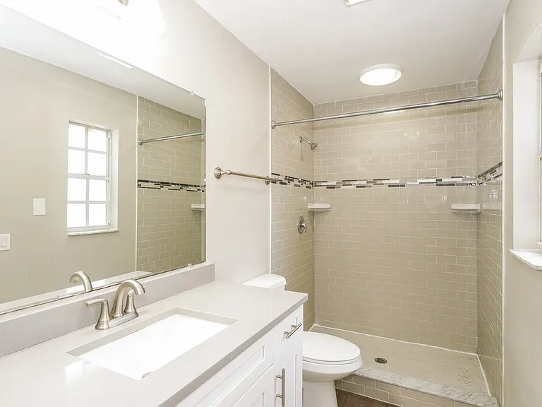 8105 N Fremont Ave — Photo 11