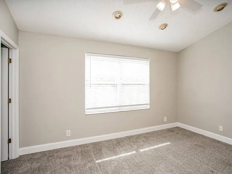 740 Vallance Way NE — Photo 9