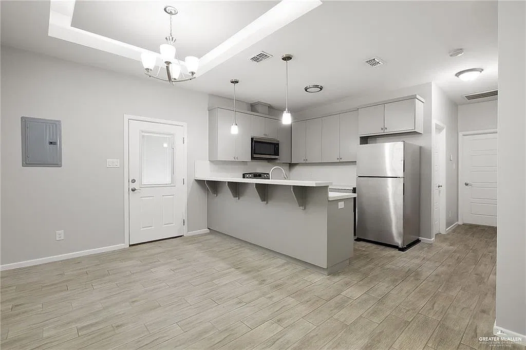 3 bed, 2.0 bath, 1120 sqft, $1,250 — Photo 2