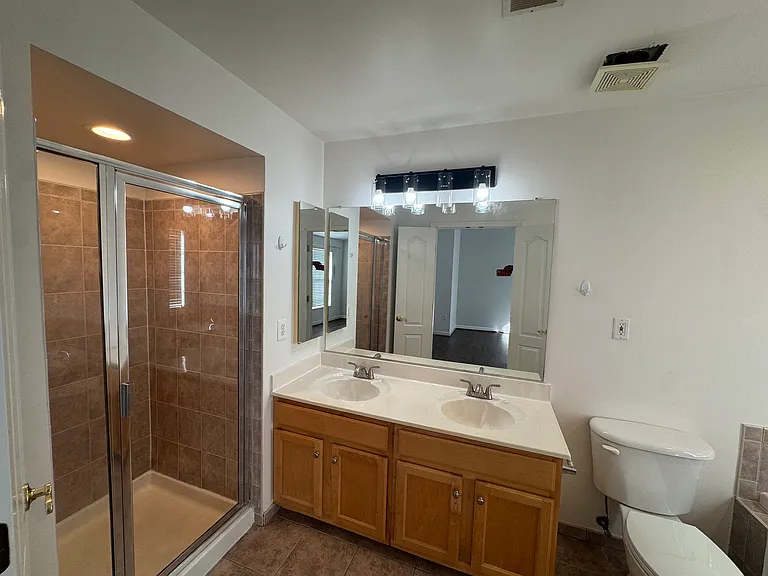 Bathroom 1 (full)