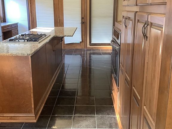 5th image of 581 Crattie Dr