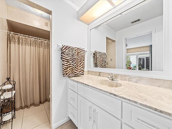4th image of 210 Bayhead Dr