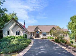 8 Saint Lo Ct, Oakwood Hills, IL 60013