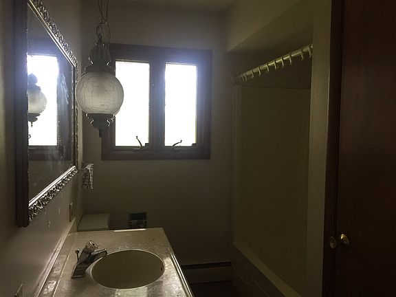 5th image of 512 W 10th St